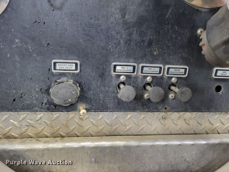 image for item LR9096 1996 International 4900  pumper fire truck