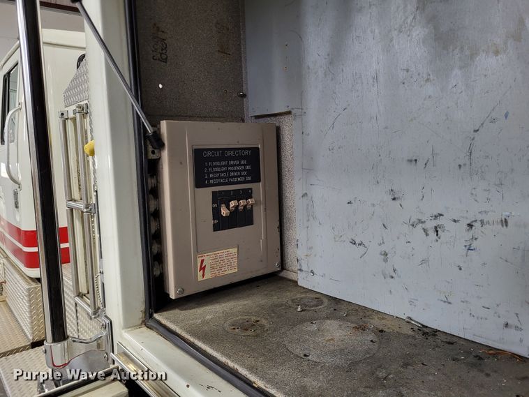 image for item LR9096 1996 International 4900  pumper fire truck