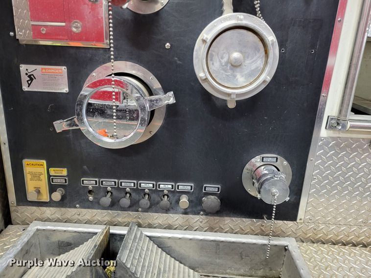 image for item LR9096 1996 International 4900  pumper fire truck