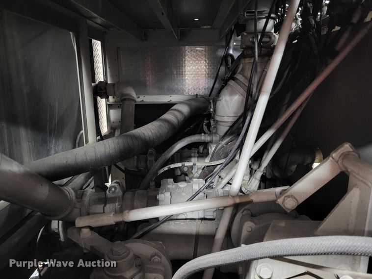 image for item LR9096 1996 International 4900  pumper fire truck