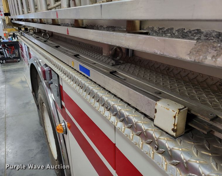 image for item LR9096 1996 International 4900  pumper fire truck