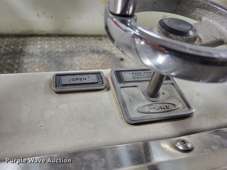 image for item LR9096 1996 International 4900  pumper fire truck