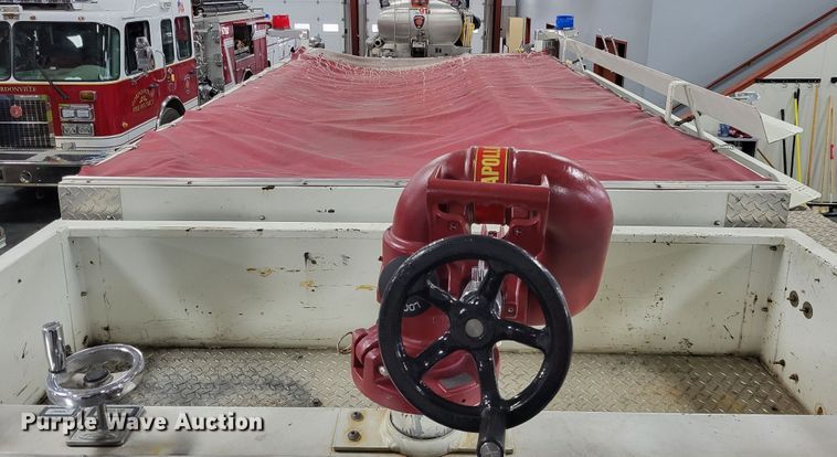 image for item LR9096 1996 International 4900  pumper fire truck