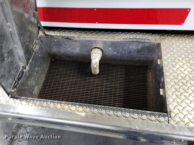 image for item LR9096 1996 International 4900  pumper fire truck