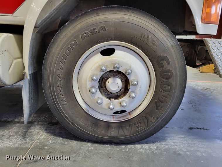 image for item LR9096 1996 International 4900  pumper fire truck