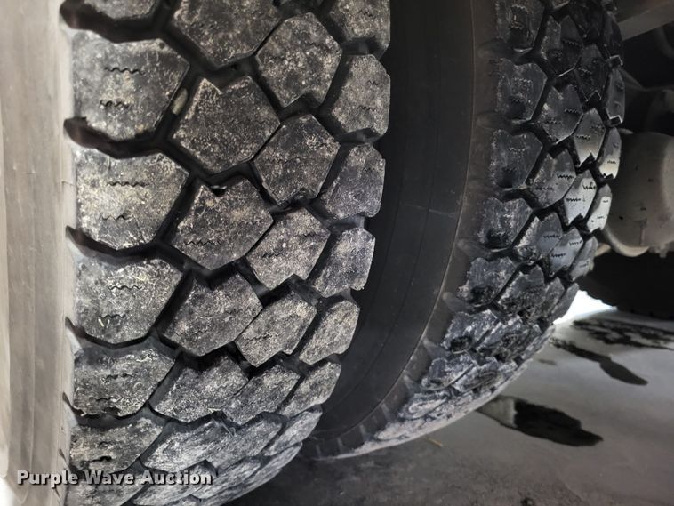 image for item LR9096 1996 International 4900  pumper fire truck