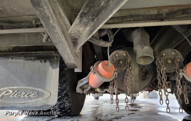 image for item LR9096 1996 International 4900  pumper fire truck