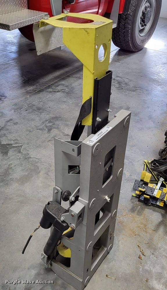 image for item LR9097 Ziamatic QR-MV  oxygen tank lift