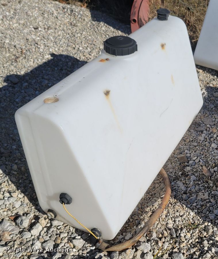 image for item MH9559 (4) poly tanks