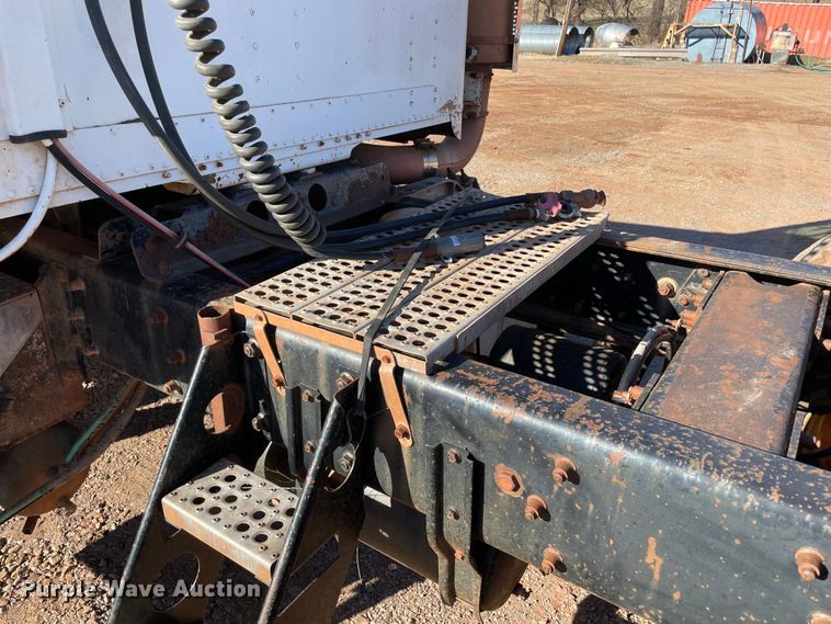 image for item MI9548 1988 Freightliner  semi truck