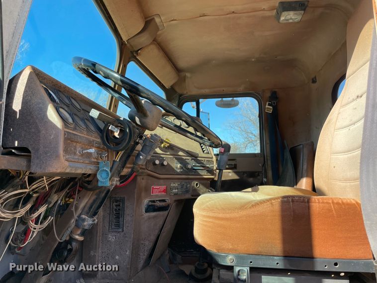 image for item MI9548 1988 Freightliner  semi truck