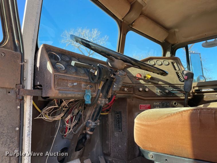 image for item MI9548 1988 Freightliner  semi truck