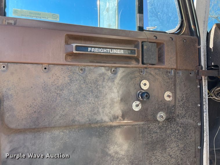image for item MI9548 1988 Freightliner  semi truck