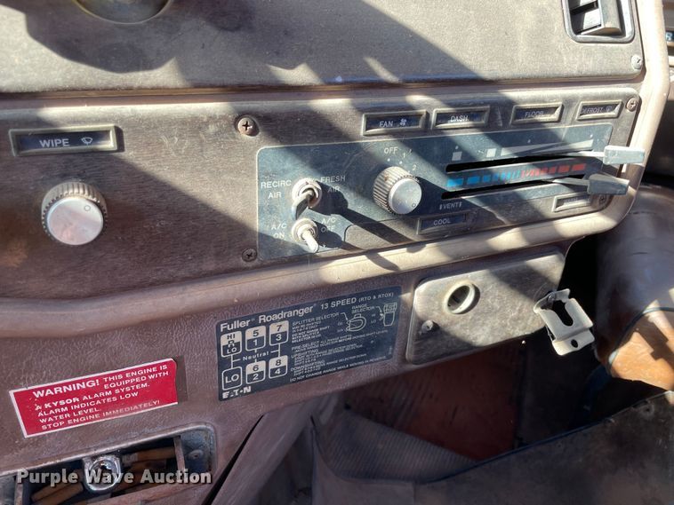 image for item MI9548 1988 Freightliner  semi truck