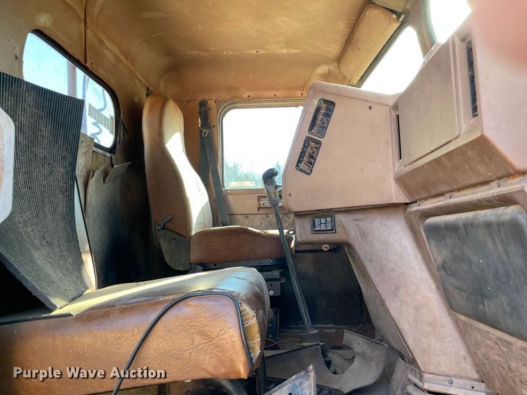 image for item MI9548 1988 Freightliner  semi truck