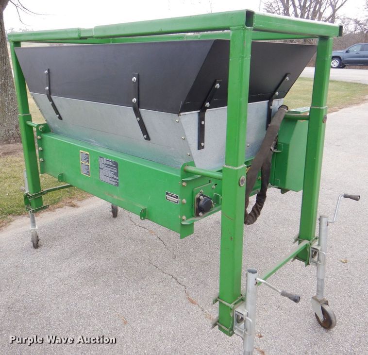 image for item MJ9911 2000 John Deere TD100  top dresser spreader