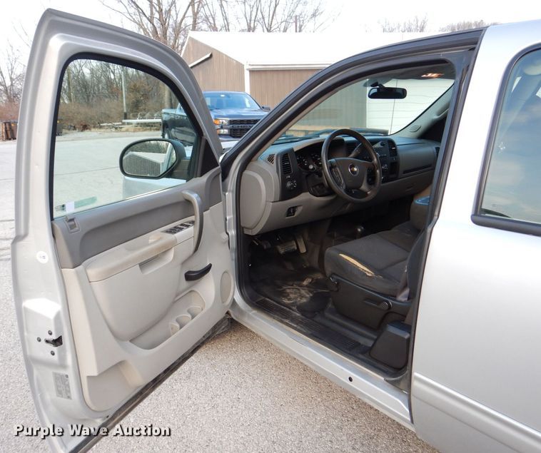 image for item MJ9919 2011 Chevrolet Silverado 1500  Ext. Cab pickup truck