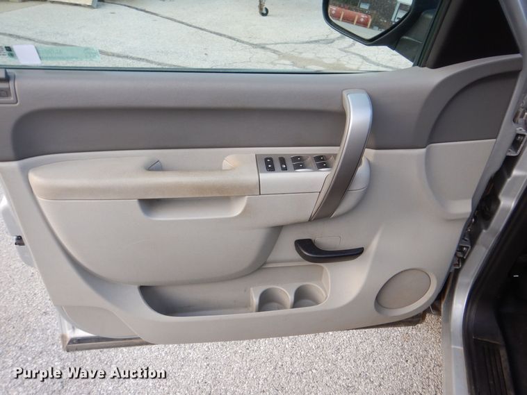 image for item MJ9919 2011 Chevrolet Silverado 1500  Ext. Cab pickup truck