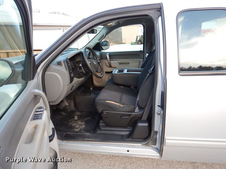 image for item MJ9919 2011 Chevrolet Silverado 1500  Ext. Cab pickup truck