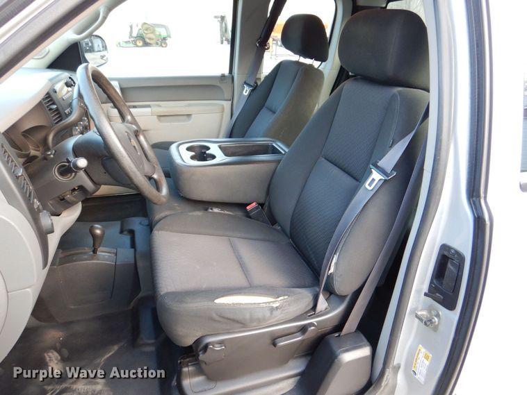 image for item MJ9919 2011 Chevrolet Silverado 1500  Ext. Cab pickup truck