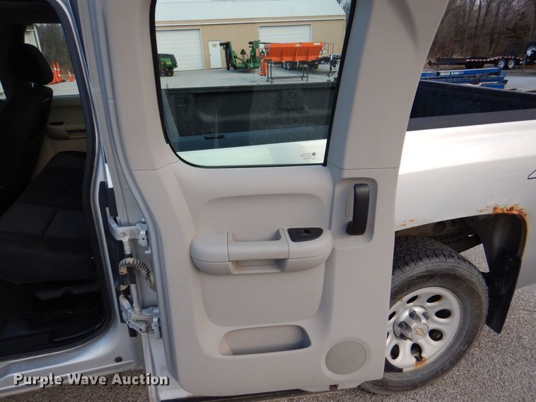 image for item MJ9919 2011 Chevrolet Silverado 1500  Ext. Cab pickup truck