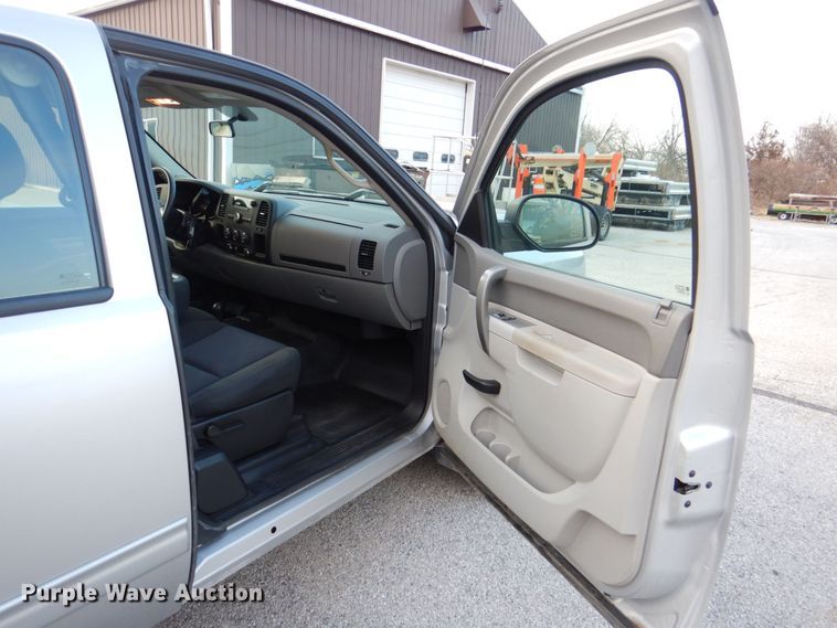 image for item MJ9919 2011 Chevrolet Silverado 1500  Ext. Cab pickup truck