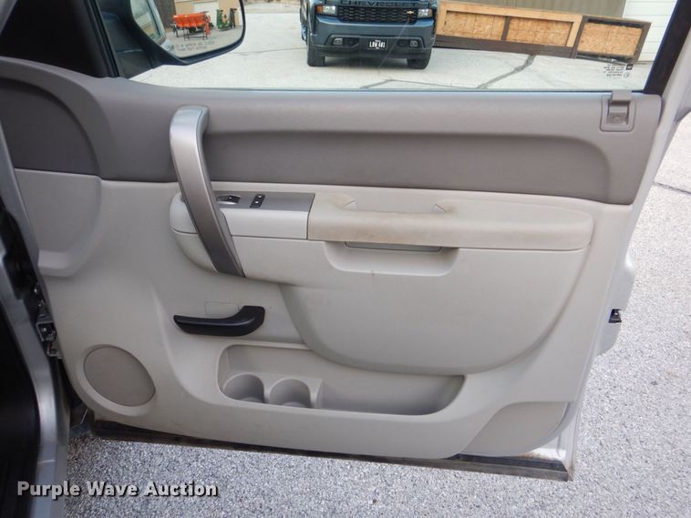 image for item MJ9919 2011 Chevrolet Silverado 1500  Ext. Cab pickup truck