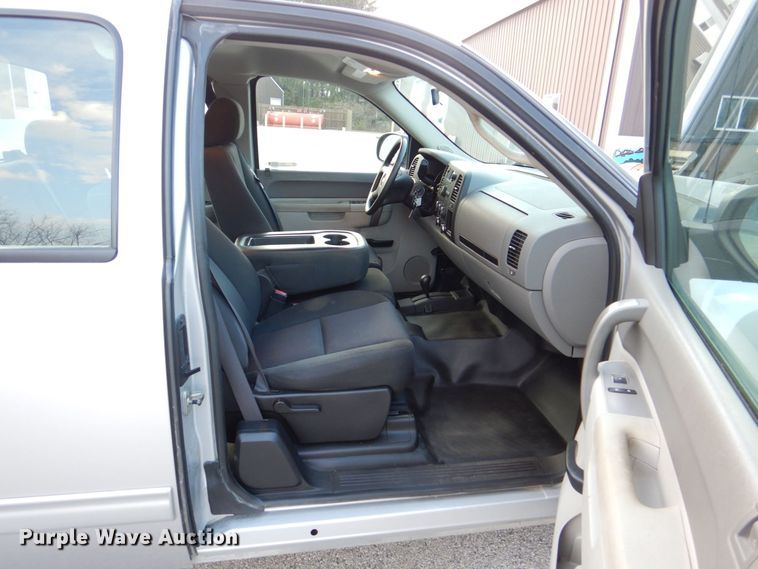 image for item MJ9919 2011 Chevrolet Silverado 1500  Ext. Cab pickup truck