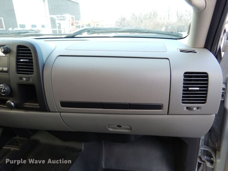 image for item MJ9919 2011 Chevrolet Silverado 1500  Ext. Cab pickup truck