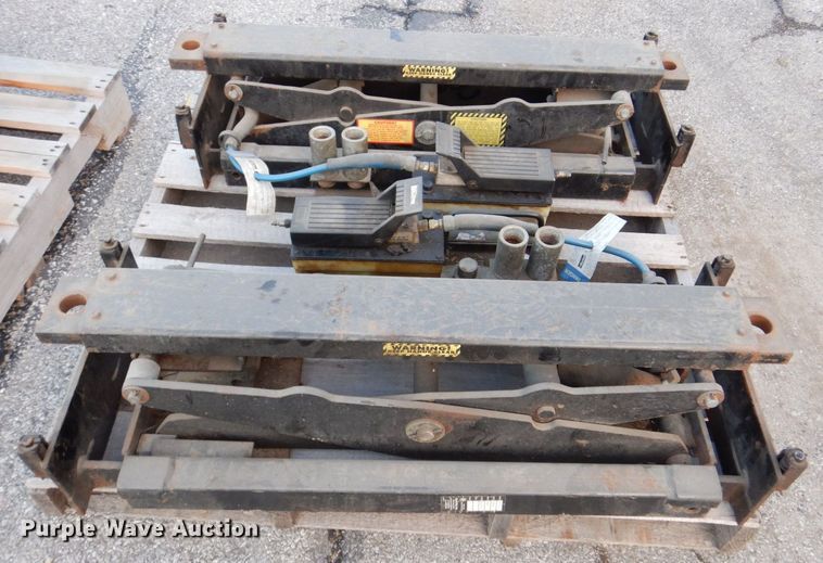 image for item MJ9924 2006 Bend Pak HD-12-B  four post automotive lift