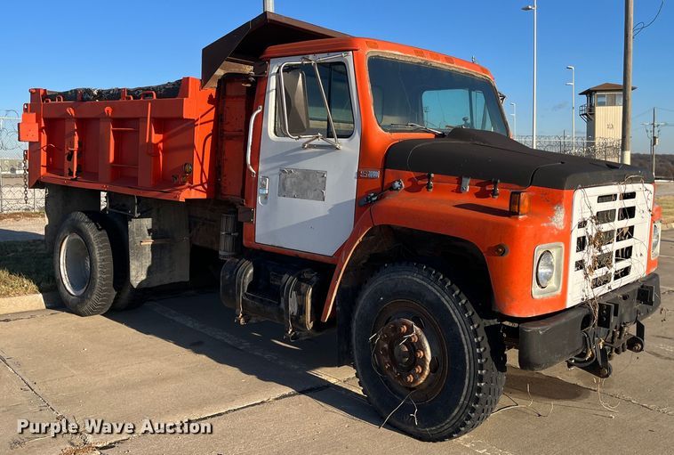 image for item MN9436 1984 International 1754  dump truck
