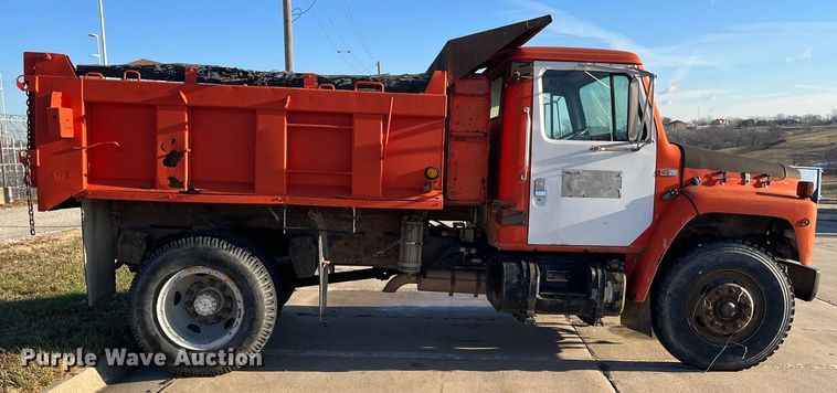 image for item MN9436 1984 International 1754  dump truck