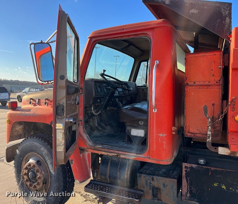 image for item MN9436 1984 International 1754  dump truck