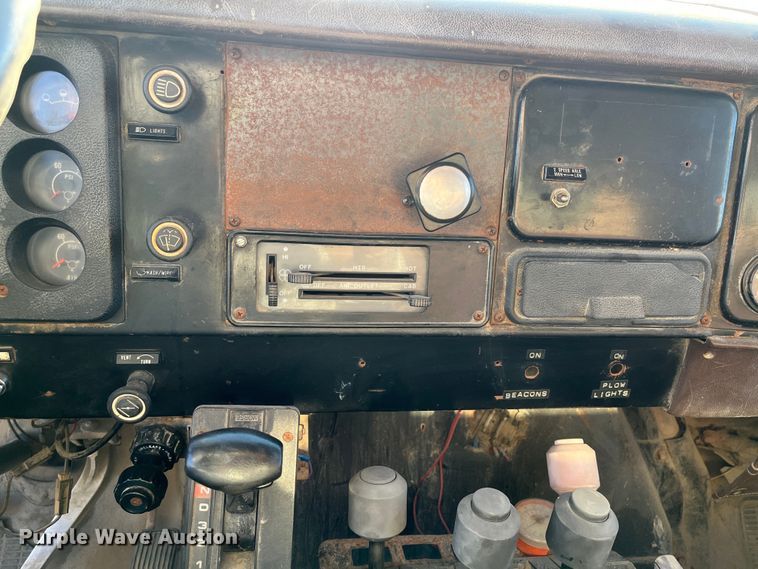 image for item MN9436 1984 International 1754  dump truck