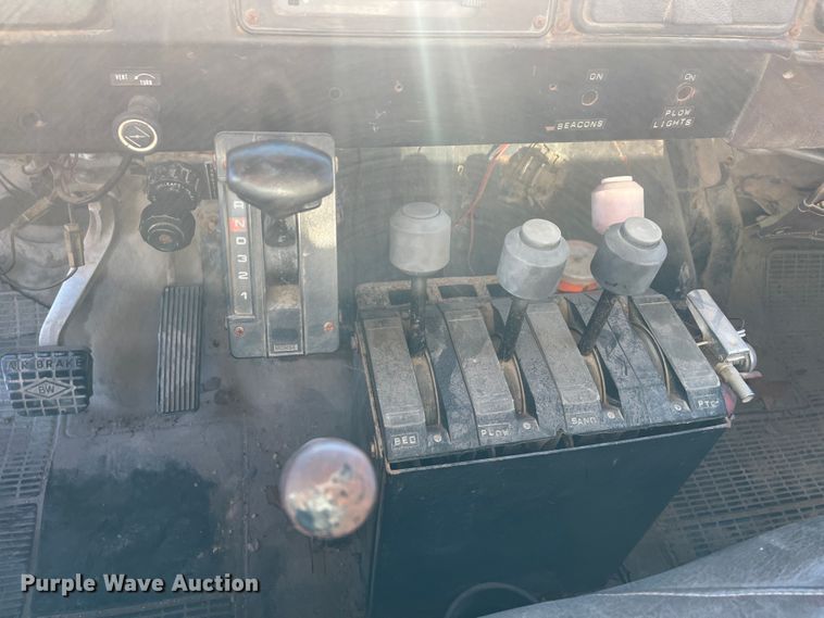 image for item MN9436 1984 International 1754  dump truck