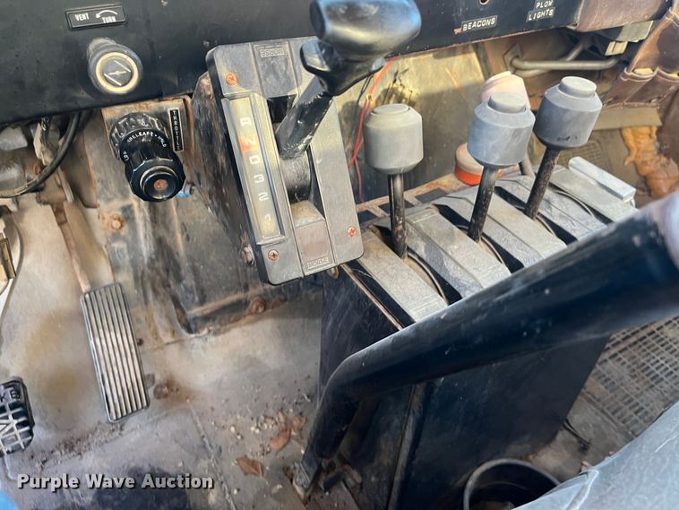 image for item MN9436 1984 International 1754  dump truck