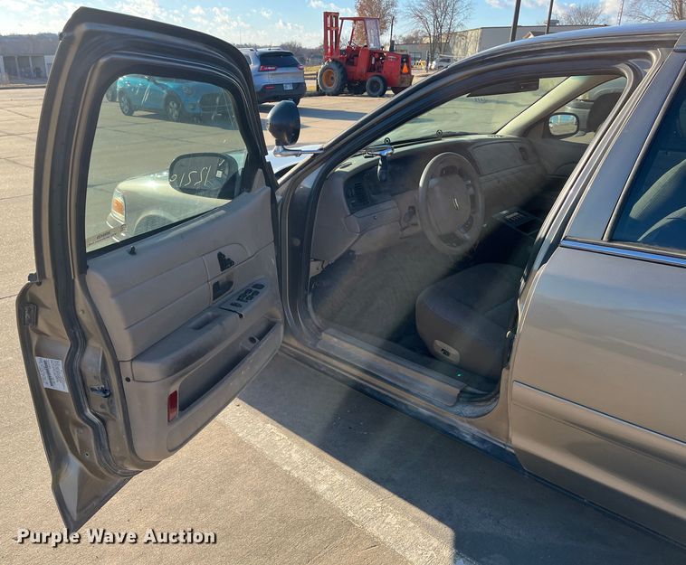 image for item MN9439 2005 Ford Crown Victoria Police Interceptor