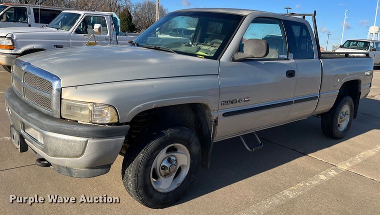 image for item MN9440 2001 Dodge Ram 1500  Club Cab pickup truck