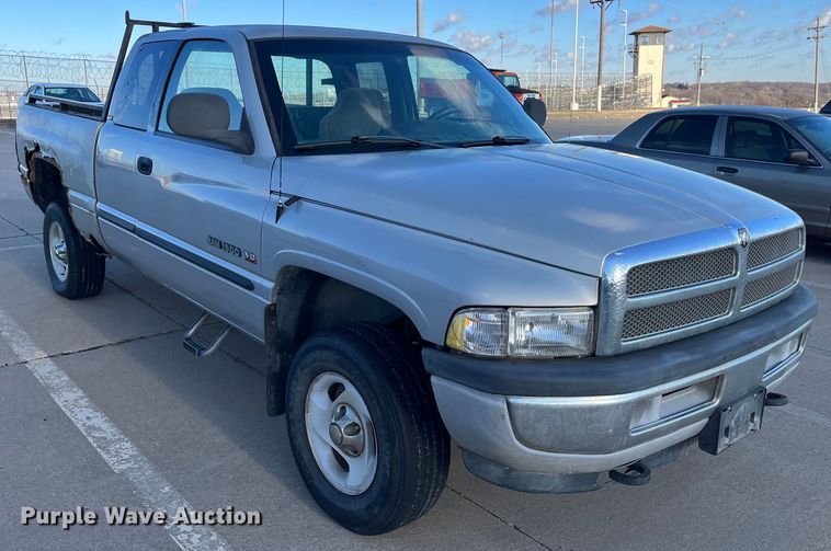 image for item MN9440 2001 Dodge Ram 1500  Club Cab pickup truck