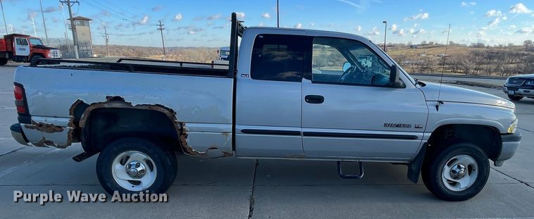 image for item MN9440 2001 Dodge Ram 1500  Club Cab pickup truck