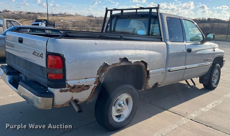 image for item MN9440 2001 Dodge Ram 1500  Club Cab pickup truck