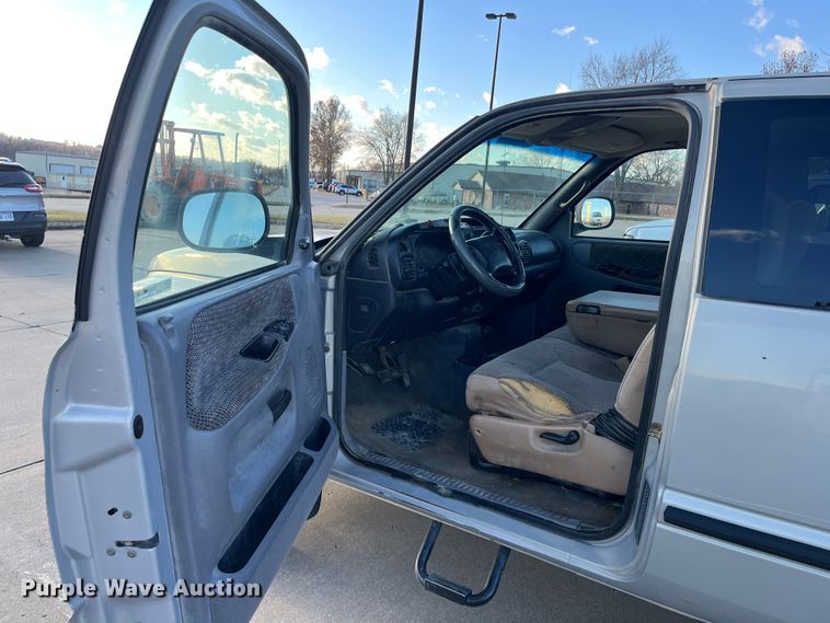 image for item MN9440 2001 Dodge Ram 1500  Club Cab pickup truck