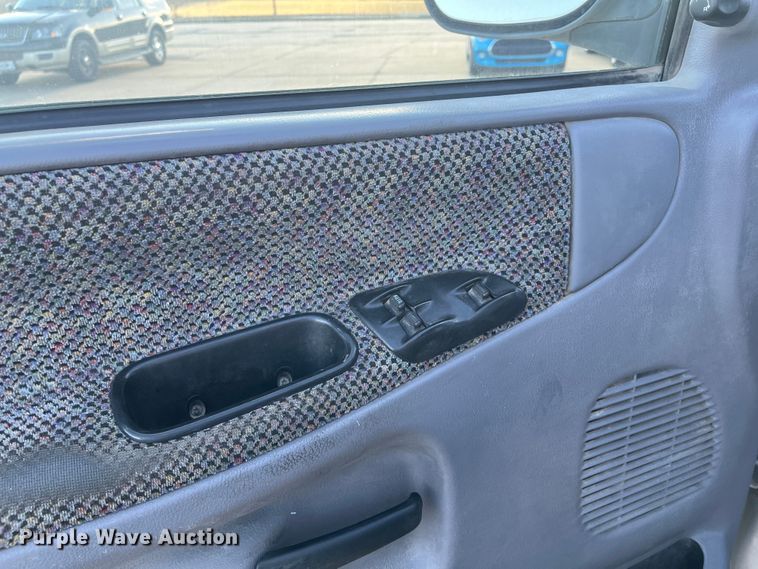 image for item MN9440 2001 Dodge Ram 1500  Club Cab pickup truck