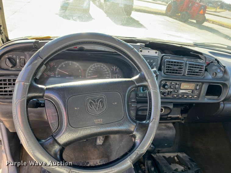 image for item MN9440 2001 Dodge Ram 1500  Club Cab pickup truck