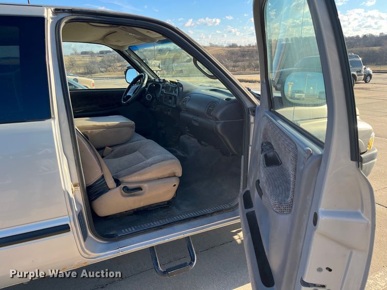 image for item MN9440 2001 Dodge Ram 1500  Club Cab pickup truck