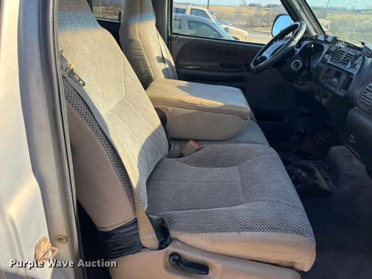 image for item MN9440 2001 Dodge Ram 1500  Club Cab pickup truck