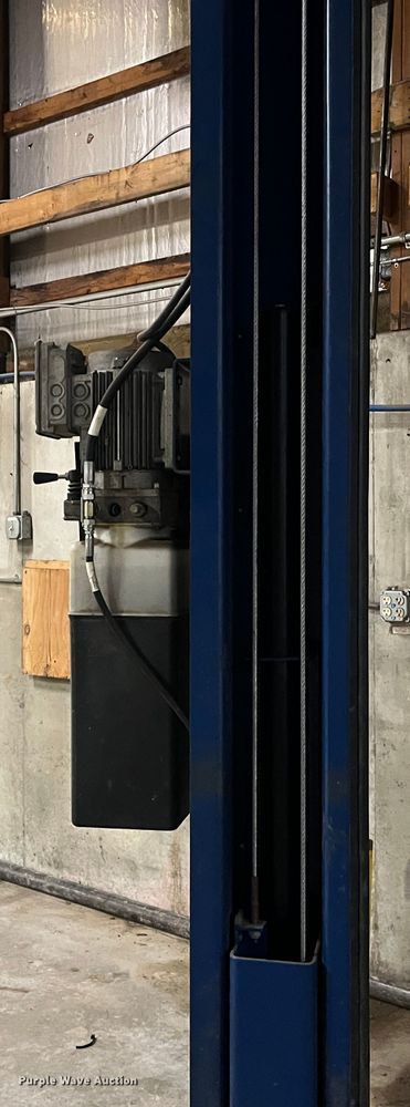 image for item MN9459 Rotary lift SPOA9A302  automotive lift