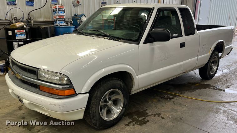 image for item MN9465 2001 Chevrolet S10  Ext. Cab pickup truck