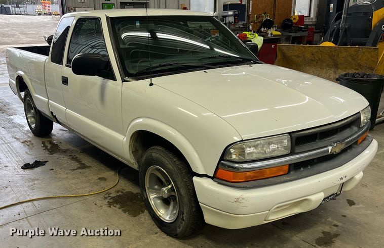 image for item MN9465 2001 Chevrolet S10  Ext. Cab pickup truck