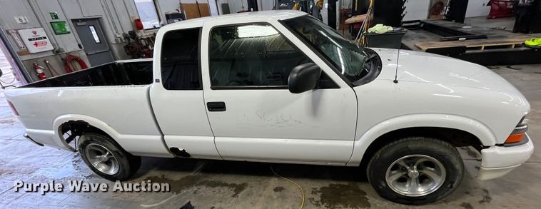 image for item MN9465 2001 Chevrolet S10  Ext. Cab pickup truck